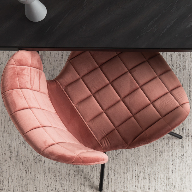 Fluwelen stoel | Tips om het pronkstuk uit je interieur te reinigen